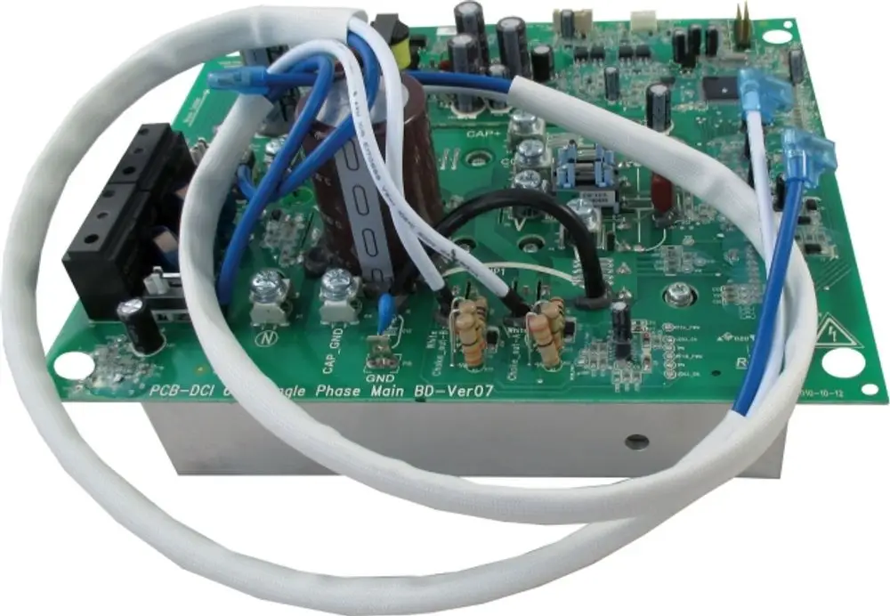Grünes Leiterplatte mit elektrischen Bauteilen und Anschlussklemmen, hergestellt von Wolf. Kabel sind sichtbar und miteinander verbunden.